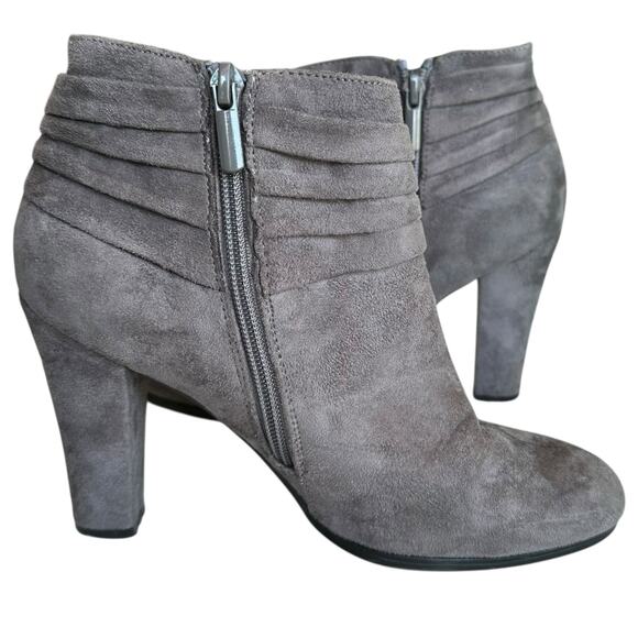Women's Heels Size 7.5 Gray Ankle Bootie Bow Soft Suede - Picture 3 of 8